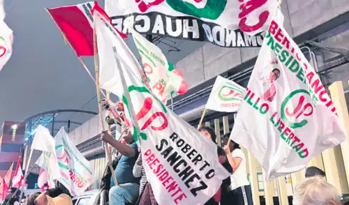 APOYO. Simpatizantes de JP con banderolas pedían la “libertad” de Pedro Castillo. Foto: Grecia Infante/LR