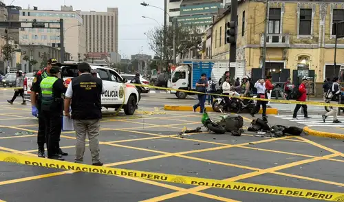 Tragedia en la avenida Alfonso Ugarte: motociclista pierde la vida al chocar su vehículo con una camioneta en la madrugada del lunes