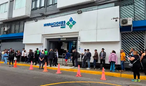 Las largas colas se registraron en el segundo día de la nueva medida anunciada por Migraciones. Las largas colas se registraron en el segundo día de la nueva medida anunciada por Migraciones.