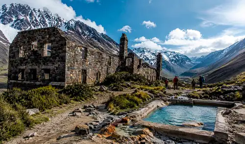 El Hotel Termas El Sosneado, abandonado desde 1953, ofrece una pileta termal y vestigios históricos, funcionando como refugio para quienes homenajean a las víctimas del vuelo uruguayo.