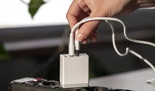 Conectar primero el cargador a la corriente permite estabilizar la energía antes de enchufar el celular.