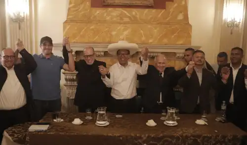 pronunciamiento. En la mesa, Ricardo Belmont, George Forsyth y Alfonso López Chau reiteraron su apoyo a la candidatura de Roberto Sánchez, a dos días de la segunda vuelta.