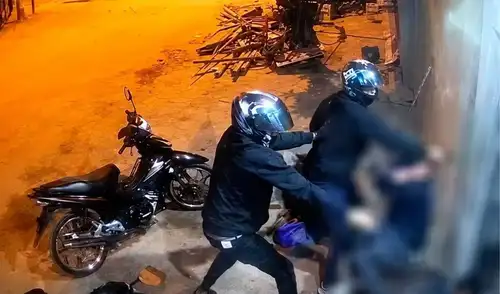 Un ataque armado en Piura dejó al menos cuatro personas muertas, según registros de una cámara de seguridad. Dos sujetos armados dispararon a quemarropa en el asentamiento Santa Teresita.