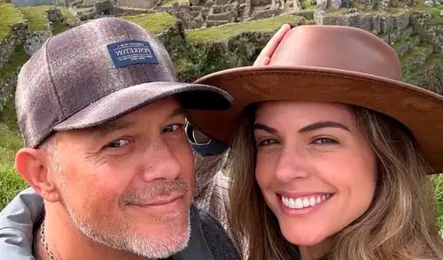 Alejandro Sanz y Stephanie Cayo cuentan con 57 y 38 años respectivamente.