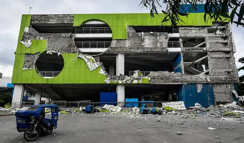 Las autoridades y equipos de rescate trabajan intensamente en la búsqueda de desaparecidos y en la evaluación del impacto del sismo en Filipinas
