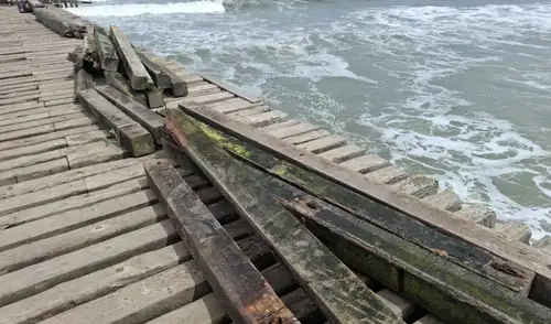 Los fuertes oleajes en la costa norte de Perú están causando graves daños en Lambayeque. El antiguo muelle de Puerto Eten se ha visto seriamente afectado, impidiendo que 200 pescadores trabajen.