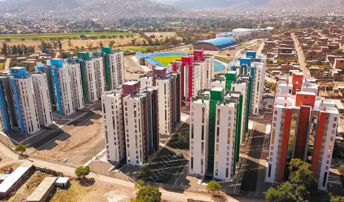 Construida para albergar a atletas, la Villa incluía 14 edificios, pero problemas de gestión impiden su transformación en un proyecto habitacional. Construida para albergar a atletas, la Villa incluía 14 edificios, pero problemas de gestión impiden su transformación en un proyecto habitacional.