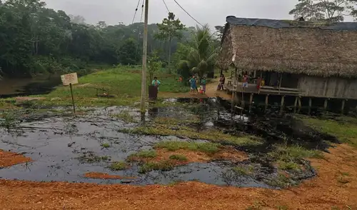 El Proyecto de Ley N.° 13084/2025-PE busca remediar 119 sitios contaminados por petróleo en Loreto. Organizaciones indígenas piden su aprobación urgente al Congreso.