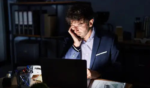 Los turnos nocturnos afectan el cerebro de millones de trabajadores, según un estudio que muestra cambios en áreas clave de la memoria y las emociones en adultos mayores. Los turnos nocturnos afectan el cerebro de millones de trabajadores, según un estudio que muestra cambios en áreas clave de la memoria y las emociones en adultos mayores.