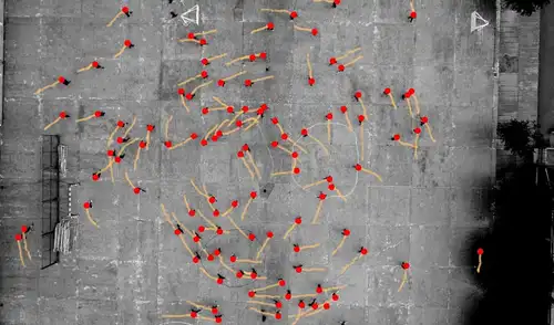 Imagen fija de uno de los experimentos, que muestra la posición de las personas (puntos rojos) y su movimiento reciente (líneas naranjas). Foto: Echeverría-Huarte