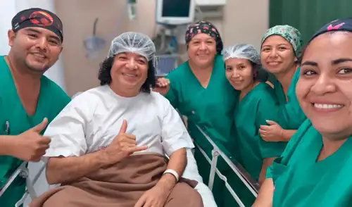 Carlos Vílchez reaparece en clínica tras ser operado y sorprende con sentido mensaje a su novia Melva: “En todo momento estuviste conmigo”
