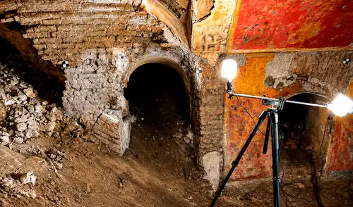 Un descubrimiento arqueológico en el Liceo Scientifico Cavour de Roma revela una domus romana del siglo II d.C. bajo el gimnasio, confirmando rumores estudiantiles de antiguas estructuras ocultas.