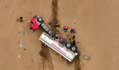 Un camión cisterna que transportaba combustible cayó a un abismo de 100 metros en el serpentín de Pasamayo, Huaral, tras chocar con un semitráiler de cemento. Un camión cisterna que transportaba combustible cayó a un abismo de 100 metros en el serpentín de Pasamayo, Huaral, tras chocar con un semitráiler de cemento.
