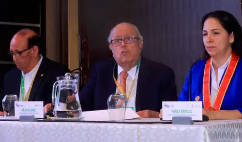 Julio Velarde sostuvo que la economía peruana podría crecer más en el actual contexto favorable para las exportaciones. Julio Velarde sostuvo que la economía peruana podría crecer más en el actual contexto favorable para las exportaciones.