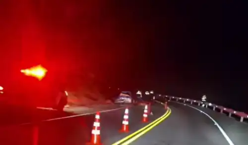 Un trágico accidente de tránsito en Camaná, Arequipa, dejó cuatro muertos y un sobreviviente grave tras colisión entre un Daewoo Tico y un camión. Un trágico accidente de tránsito en Camaná, Arequipa, dejó cuatro muertos y un sobreviviente grave tras colisión entre un Daewoo Tico y un camión.