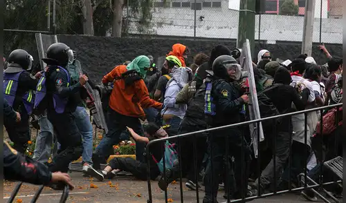 El pliego de demandas del magisterio incluye un aumento salarial del 100% y la derogación de reformas al sistema de pensiones. Foto: AFP. Maestros protestantes en México, Claudia Sheinbaum