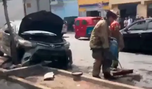 El vehículo impactó contra un pequeño árbol en la avenida Abancay. El vehículo impactó contra un pequeño árbol en la avenida Abancay.