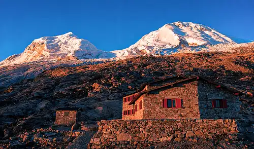 El Refugio Don Bosco, ubicado a casi 4.700 metros en Perú, se erige como base para alpinistas que buscan ascender al Huascarán, la segunda montaña más alta de los Andes.