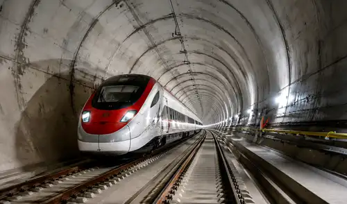 La cordillera alpina fue un obstáculo para el comercio en Europa, pero Suiza superó esta barrera con el túnel de base de San Gotardo, inaugurado en 2016, que revolucionó la movilidad. La cordillera alpina fue un obstáculo para el comercio en Europa, pero Suiza superó esta barrera con el túnel de base de San Gotardo, inaugurado en 2016, que revolucionó la movilidad.
