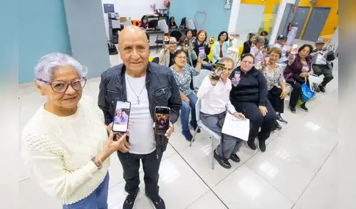 Adultos mayores fortalecen lazos familiares aprendiendo herramientas digitales