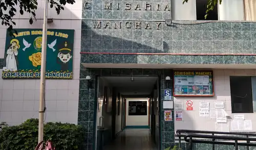 La Policía Nacional del Perú confirmó que un adolescente de 17 años murió por "asfixia mecánica por ahorcamiento" en la comisaría de Manchay, según la necropsia del Instituto de Medicina Legal. La Policía Nacional del Perú confirmó que un adolescente de 17 años murió por "asfixia mecánica por ahorcamiento" en la comisaría de Manchay, según la necropsia del Instituto de Medicina Legal.