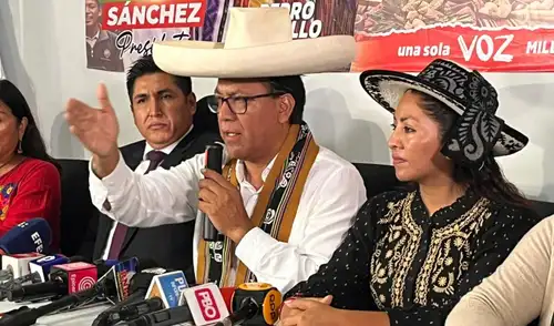 Sánchez junto a su equipo técnico brindaron una conferencia de prensa desde su local partidario. Foto: Melissa Landa / LR Elecciones 2026 | Roberto Sánchez | Juntos por el Perú