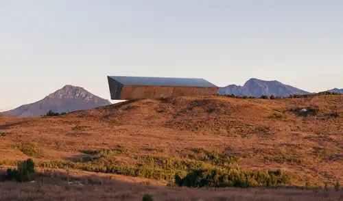 Un monolito de acero y hormigón, Earth’s Black Box, se instalará en Tasmania para documentar el estado del planeta y las decisiones humanas sobre el cambio climático. Un monolito de acero y hormigón, Earth’s Black Box, se instalará en Tasmania para documentar el estado del planeta y las decisiones humanas sobre el cambio climático.