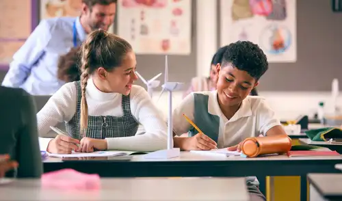 Con 41 años de experiencia, PAMER se afianza como líder en preparación universitaria. Fuente: envato. colegios-pamer