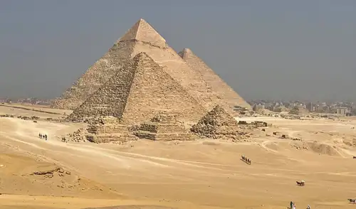 Los investigadores habrían identificado cavidades en la meseta de Giza que revelaría una entrada oculta. Foto: Wikimedia