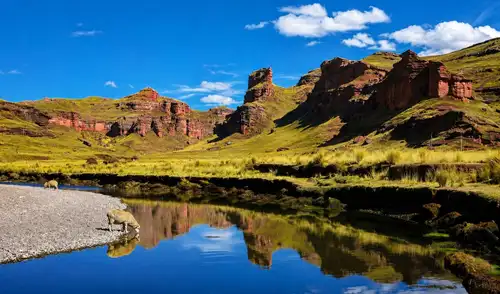 Declarado Patrimonio Cultural de la Nación y reconocido a nivel internacional, el Cañón de Tinajani ofrece actividades de turismo cultural y aventura, convirtiéndose en un destino imperdible. El destino escondido en Puno que se volvió tendencia turística en Sudamérica por sus paisajes ancestrales y formaciones rocosas únicas