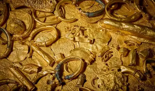 Más monedas de oro y joyas recuperadas del yacimiento submarino. Foto: Museo Británico Más monedas de oro y joyas recuperadas del yacimiento submarino. Foto: Museo Británico