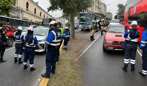 La ATU realiza operativos de fiscalización en el Cercado de Lima, interviniendo vehículos de transporte informal. Choferes sin brevete y vehículos de hasta 34 años de antigüedad: ATU envía 27 unidades al depósito en Lima