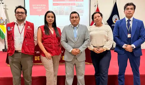 La charla "Actualización Jurídica en Materia de Familia" reunió a representantes del sistema de justicia, incluyendo la Defensoría Pública y el Centro Emergencia Mujer. Fuente: difusión. corte-del-santa