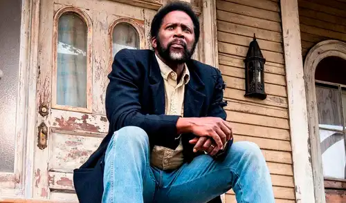 From es protagonizada por Harold Perrineau, quien da vida a Boyd Stevens.