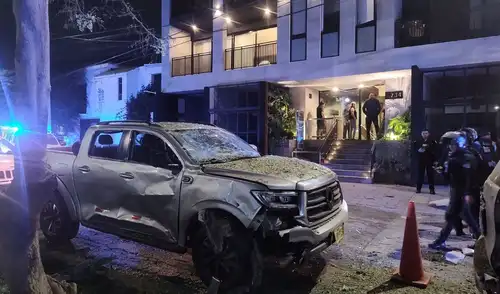 Un atentado con explosivos ocurrió en la urbanización El Golf, Trujillo, el 25 de junio, causando severos daños materiales en edificios y vehículos. La explosión, reportada a las 11:00 p. m., afectó la fachada del inmueble en la calle Bugambilias.