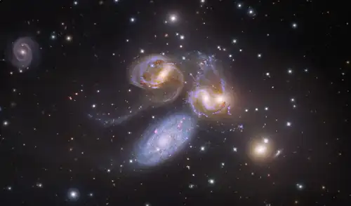 El telescopio espacial James Webb descubrió en el universo primitivo una colisión entre al menos seis galaxias. Foto: NAOJ / Hubble Legay