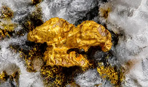 Los movimientos sísmicos generan voltajes en cristales de cuarzo, lo que altera la deposición del oro en fracturas rocosas.