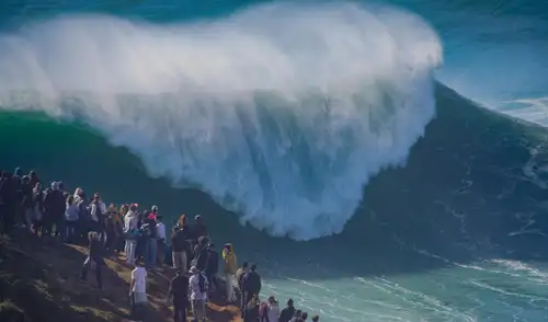 Gran ola en Nazaré, Portugal, donde en 2017 se estableció el récord de la ola más grande jamás surfeada. Foto: Alexander Ehlers