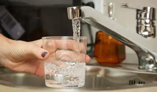 El método puede eliminar hasta un 90% de los microplásticos del agua potable. Foto: iStock