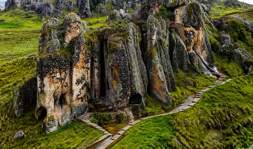Cumbemayo asombra con sus imponentes farallones en Cajamarca, Perú. Sus caprichosas formas de frailes en procesión crean Los Frailones. Cumbemayo asombra con sus imponentes farallones en Cajamarca, Perú. Sus caprichosas formas de frailes en procesión crean Los Frailones.