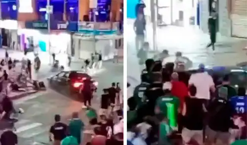 Después de atropellar a los aficionados, la multitud enfurecida atacó al conductor hasta dejarlo inconsciente.