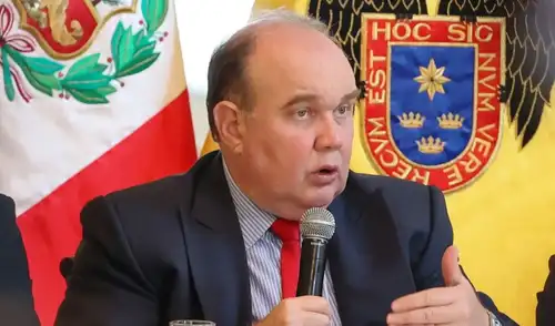 Rafael López Aliaga pide a Roberto Burneo convocar a su accesitario para que ocupe su lugar en el Senado. Rafael López Aliaga pide a Roberto Burneo convocar a su accesitario para que ocupe su lugar en el Senado.