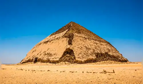 La Pirámide Acodada en Dahshur, construida durante el reinado del faraón Snefru, es fundamental para entender la evolución de la arquitectura. Foto: Magazine Civitatis. Pirámide Acodada en Dahshur, pirámide 'imperfecta', pirámides de Guiza, Egipto