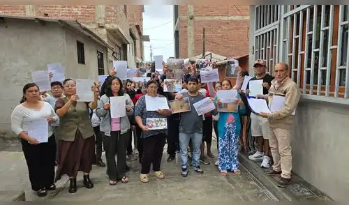 Más de 30 familias luchan por no quedarse en la calle. Créditos: Silvana Quiñonez / URPI-LR Más de 30 familias luchan por no quedarse en la calle.
