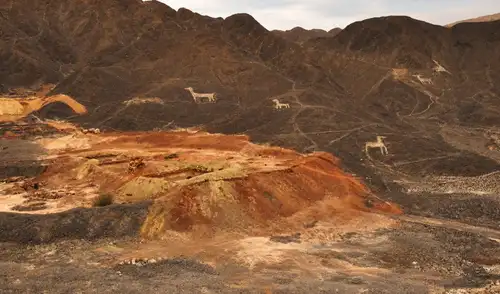 Las Líneas de Nasca, Patrimonio Mundial de la Unesco, enfrentan amenazas por minería ilegal, basura y crecimiento urbano. Expertos advierten sobre el riesgo a la conservación del legado arqueológico.
