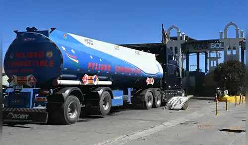 A partir de enero, Bolivia implementará un sistema de precios flexible indexado al mercado internacional. Foto: AFP. Gobierno de Rodrigo Paz Pereira, Bolivia mantiene congelado el precio de los combustibles