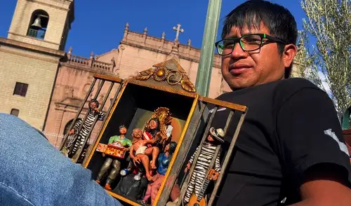 El artesano Reynaldo Quispe exhibe en la Plaza Mayor de Huamanga un retablo inspirado en la reciente aprobación de la Ley N.° 32645. Foto: La República. El artesano Reynaldo Quispe exhibe en la Plaza Mayor de Huamanga un retablo inspirado en la reciente aprobación de la Ley N.° 32645. Foto: La República.