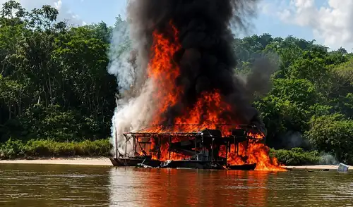 La Marina de Guerra del Perú realizó un operativo exitoso contra la minería ilegal en la cuenca del río Nanay, destruyendo diez balsas draga y varias embarcaciones en Loreto.