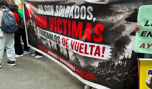 Familiares de peruanos en Rusia protestan frente a la Cancillería, exigiendo una reunión con el canciller para conseguir la repatriación de sus seres queridos. Llevan meses esperando respuesta tras un pedido formal.