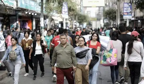 Los Censos Nacionales 2025 del INEI revelan que el 61,8% de la población peruana se identifica como mestiza, seguido por quechuas (17,2%) y blancos (9%). Los Censos Nacionales 2025 del INEI revelan que el 61,8% de la población peruana se identifica como mestiza, seguido por quechuas (17,2%) y blancos (9%).